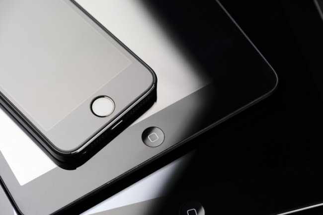 Pour relancer ses ventes, Apple revoit son iPad Air et pousse un iPhone meilleur march.