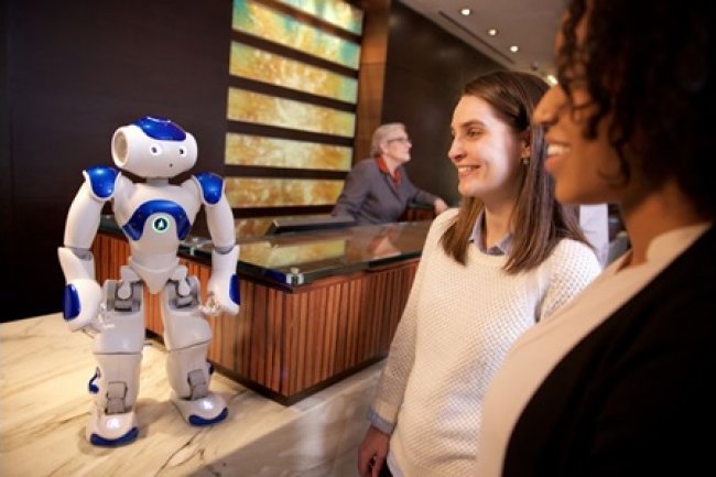 Les htels Hilton testent Connie, le premier concierge robot avec IBM Watson
