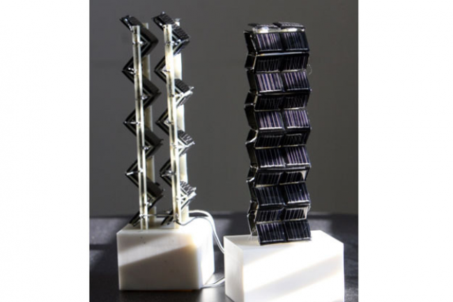 En optimisant l’agencement des cellules photovoltaïques sur un format tour et cube, le MIT parvient à décupler la production énergétiques par rapport à des panneaux solaires traditionnels. (crédit : Allegra Boverman)
