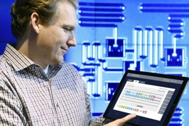 Jay Gambetta, chercheur chez IBM, en train dutiliser une tablette pour interagir avec la plateforme de calcul quantique accessible via le cloud de Big Blue. (Source: IBM)