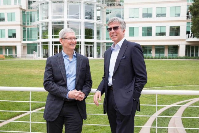 Le 5 mai 2016, Tim Cook, CEO d'Apple, et Bill McDermott, CEO de SAP, ont annoncé leur partenariat sur le campus de Cupertino.