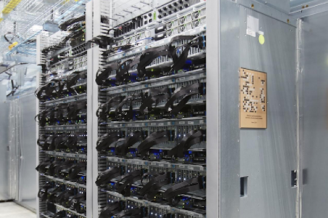 L'unité de traitement Tensor Processing Unit de Google a été insérée dans des racks pour servir Alphago, le système d'apprentissage machine qui a battu le champion du monde de Go Lee Sedol. (crédit : D.R.)