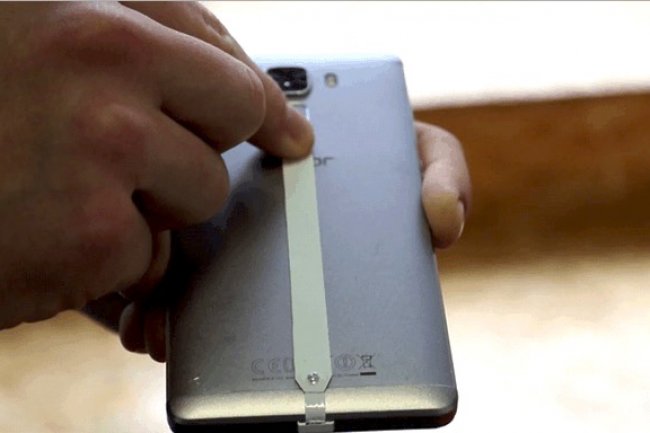 Le sticker d'Energysquare se fixe au dos du smartphone avec une base amovible raccorde au port micro-USB, Type-C ou Lightning. (Crdit : Energysquare)