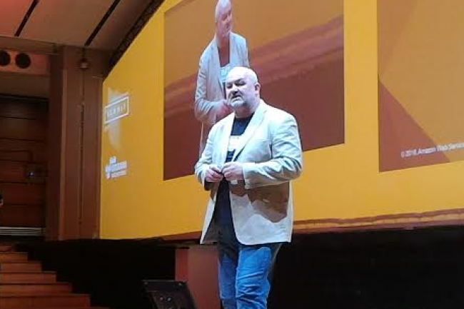 Werner Vogels, vice-prsident et directeur technique d'Amazon Web Services, sur la scne du Summit Paris 2016 au Carousel du Louvre mardi 31 mai. (crdit : LMI)