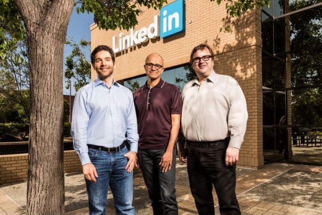 Microsoft rachète Linkedin. Ci-dessus : Satya Nadella, CEO de Microsoft, entouré de Jeff Weiner (à gauche sur la photo) et Reid Hoffman, respectivement CEO et président du conseil d'administration de Linkedin. (crédit : D.R.)