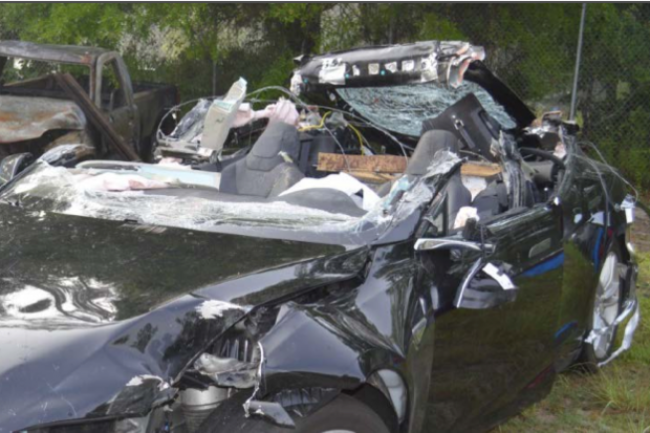 Autopilot engagé, la Tesla S de Joshua Brown a heurté un semi-remorque, avant de valser dans le décor et tuer son conducteur. (Crédit NTSB)