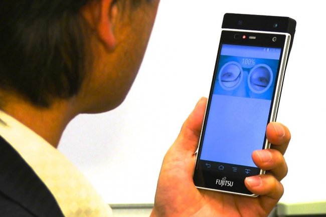 Fujitsu a dvelopp un smartphone quip d'un scanner d'iris permettant d'authentifier son utilisateur en moins d'une seconde. (crdit : Tim Hornyak)