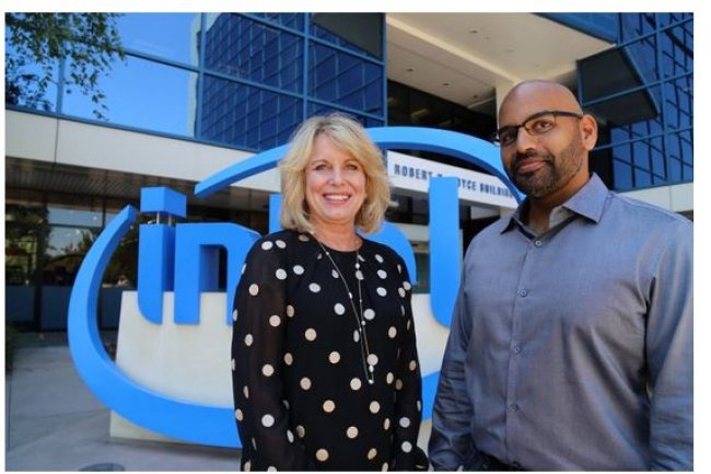Diane Bryant, responsable du Data Center Group d’Intel, aux côtés de Naveen Rao, co-fondateur et CEO de Nervana Systems.