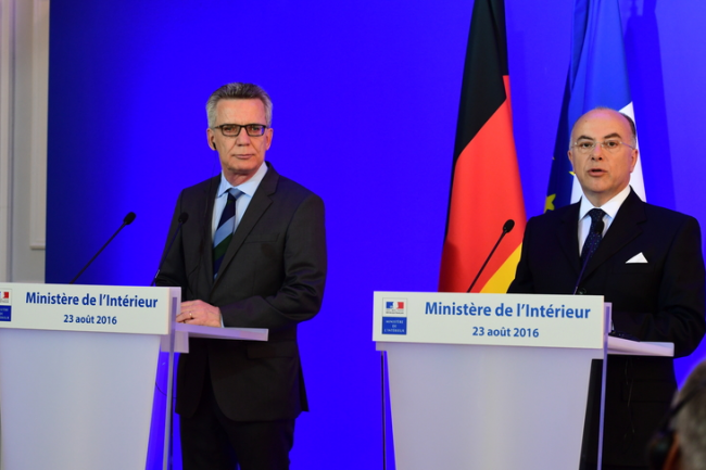 Les ministres de l'Intérieur français Bernard Cazeneuve (à droite) et allemand Thomas de Maizières se rencontrent aujourd'hui pour trouver la parade aux communications chiffrées des terroristes. (crédit : D.R.)