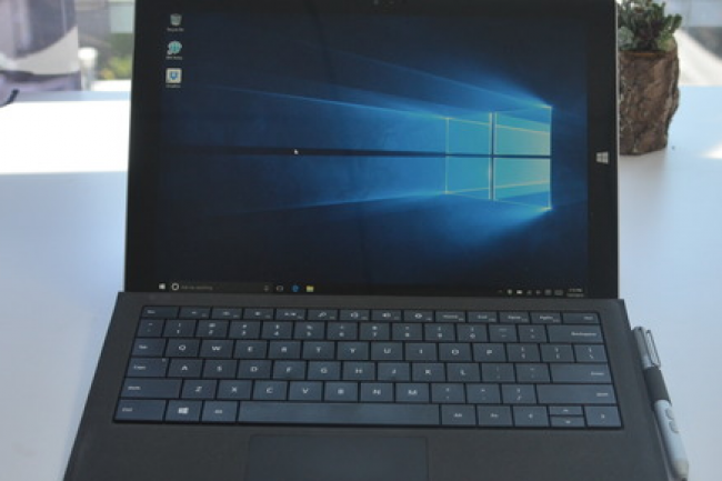 Microsoft recommande aux utilisateurs de mettre  jour le micrologiciel de sa SurfacePro3 en la branchant directement sur secteur et non via sa station de charge. (crdit : Blair Hanley Frank)