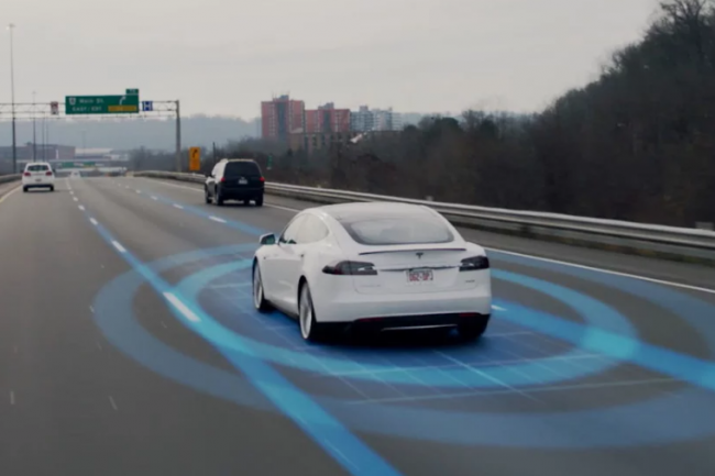 Toujours pas de Lidar sur les Tesla mais un radar couplé à des caméras pour analyser la route et les obstacles fixes et mobiles. (crédit : D.R.)
