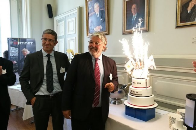 Un beau gâteau pour fêter les 35 ans du Monde Informatique à Lyon le 22 septembre à l'occasion de  l'IT Tour avec Didier Savalle (représentant du Club ISO 27001) et Yves Bismuth (président de l'Adira). (crédit : D.R.)