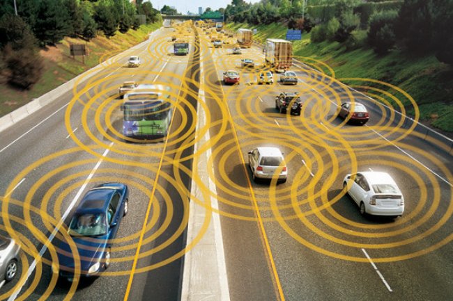 Avec sa latence réduite, la technologie 5G va optimiser la communication entre les voiture.
