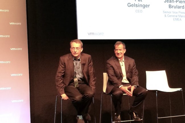 Pat Gelsinger, CEO de VMware, au coté de Jean-Pierre Brulard désormais à la tête de l'activité européenne, au VMworld 2016 à Barcelone. (Crédit S.L.)