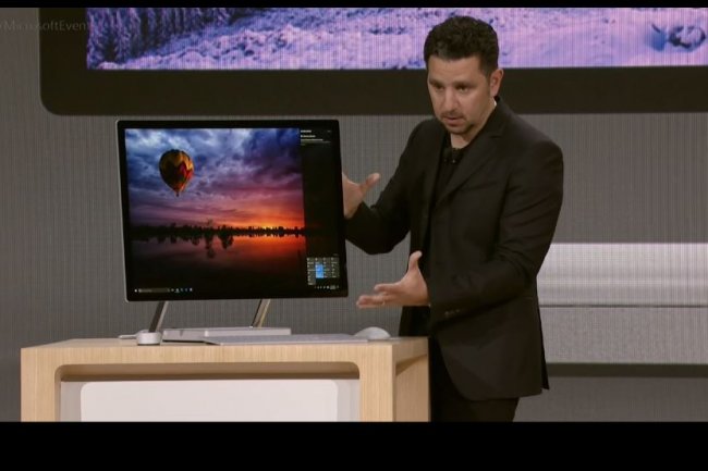 Panos Panay, vice-président corporate de Microsoft pour l’offre Surface, présentant le tout nouveau Surface Studio lors d'un événement à New York le 26 octobre 2016. (rcédit : D.R.)