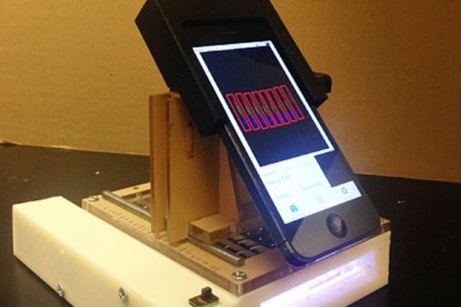 Le spectromtre de lumire est ici attach  un iPhone 5 mais il pourrait fonctionner avec un autre smartphone. (Crdit : Washington State University)