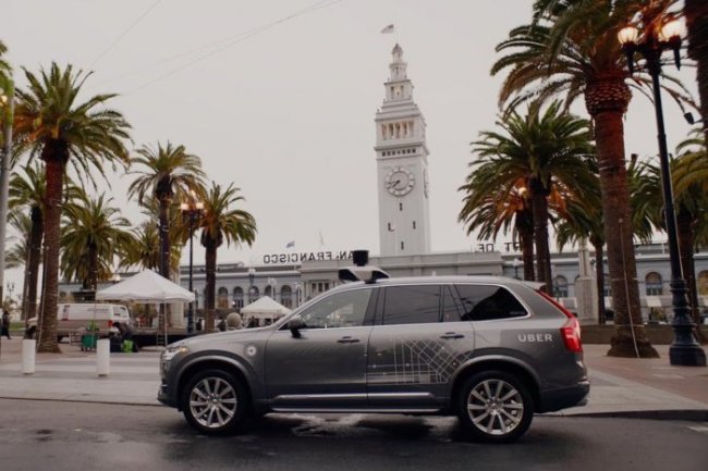 On reconnait immédiatement les voitures autonomes d'Uber à SF à leur barre de toit supportant un Lidar. (Crédit Uber)