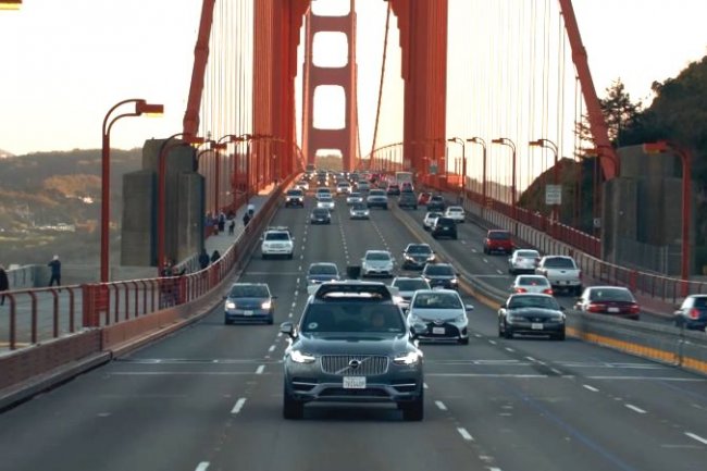 Uber, qui n’a pas demandé de permis pour la circulation de ses voitures autonomes à San Francisco, est aujourd’hui dans la ligne de mire du département des véhicules à moteur de Californie qui demande l’arrêt des tests jusqu’à l’obtention du sésame. (Crédit D.R.)