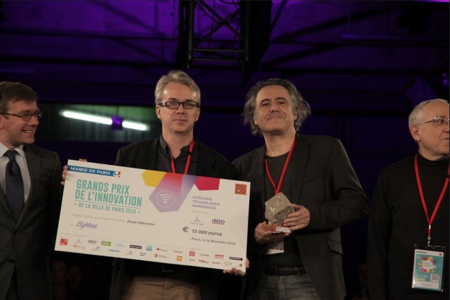 Laurent Daudet (à gauche) et Igor Carron, respectivement CTO et CEO de LightOn qui conçoit un co-processeur optique pour accélérer les traitements IA, lauréats des Grands prix de l'innovation de Paris.(crédit:ChoukhriDje/Paris&Co)