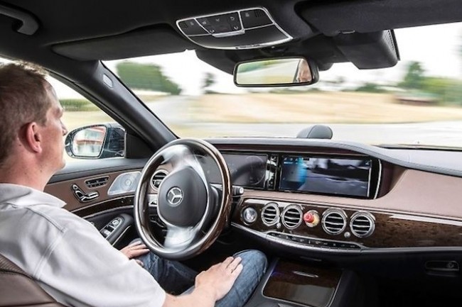 Le futur camion Mercedes-Benz : en 2025, grce au systme de  pilotage Highway Pilot, les conducteurs de camions pourront se dtendre.  (Crdit: Daimler AG)