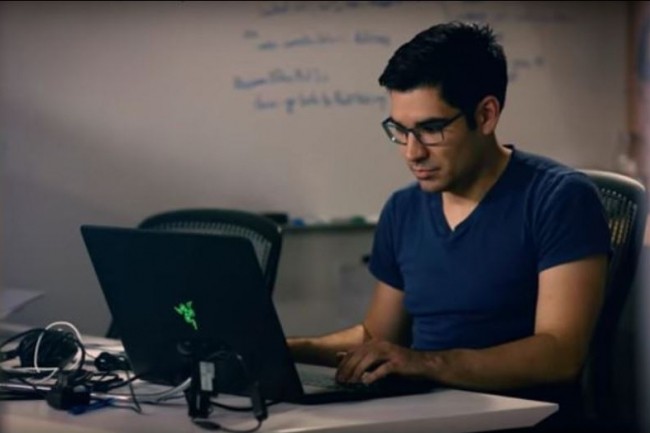 Alexander Mejia, fondateur de l'diteur de jeux vidos Human Interact, exploite l'API Custom Speech de Microsoft pour faire interagir l'utilisateur avec son jeu Starship Commander. (crdit : D.R.) 