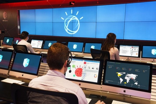 Des analystes en sécurité du centre de commande X-Force d’IBM utilisant les capacités de Watson pour renforcer la pertinence de leur action dans le traitement d’incidents de cybersécurité. (crédit : John Mottern pour IBM)
