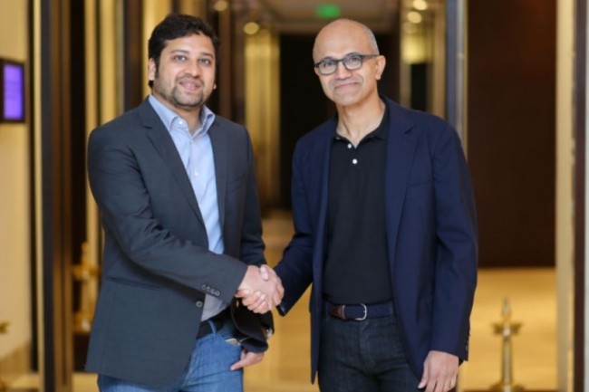 Le CEO de Microsoft Satya Nadella et le co-fondateur de Flipkart, Binny Bansal, scellant leur contrat cloud. (crdit : Microsoft)