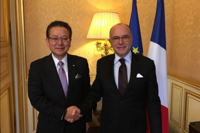 Le prsident de Fujitsu, Tatsuya Tanaka,  l'occasion de sa rencontre avec le 1er ministre franais Bernard Cazeneuve,  Matignon le 8 mars dernier. (crdit : Fujitsu)
