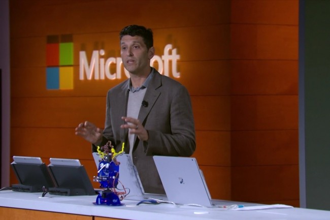 Terry Myerson de Microsoft a montré quelques PC Windows 10 S non identifiés ainsi que les Surface Laptop de la société lors d'un événement à New York le 2 mai dernier. (Crédit Melissa Riofrio/IDG)