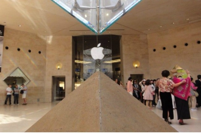 Apple a ouvert son premier Apple Store franais au Carrousel du Louvre en novembre 2009. (Crdit photo : D.R.)