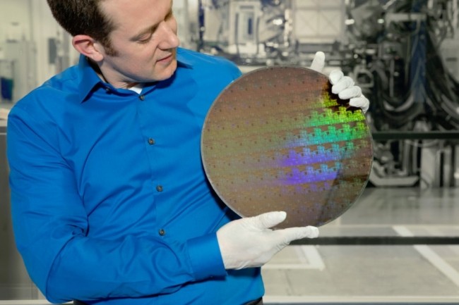 Nicolas Loubet, d'IBM Research, montre un wafer avec des transistors pour concevoir une puce de 5 nanomtres. (Crdit IBM/Connie Zhou)