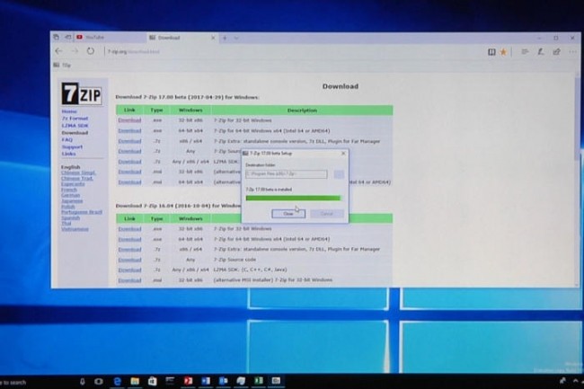 L'application Windows historique 7 Zip est installe sur un terminalWindows 10 ARM lors d'une dmonstration  Computex  Taipei le 31 mai 2017.