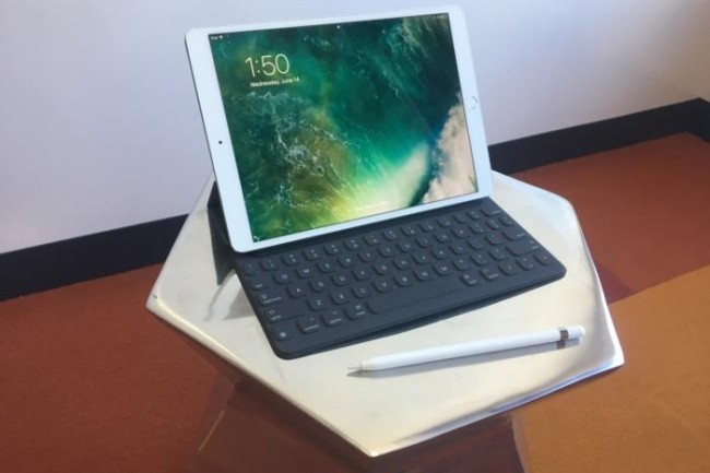 L'iPad Pro 10,5 avec ses accessoires bienvenus, son clavier et son stylet.