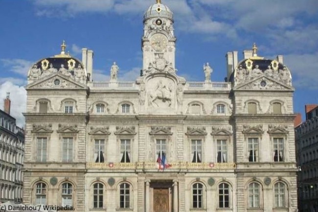 La ville de Lyon (ici : lHtel de Ville) gre 49 000 tickets dincident par an. (crdit : D.R.)
