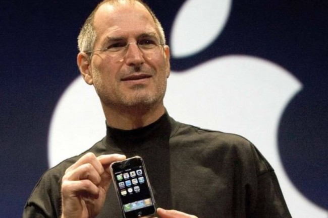 Le dfunt pre de l'iPhone, Steve Jobs, prsentant la premire version du smartphone d'Apple en 2007. (crdit : Apple)