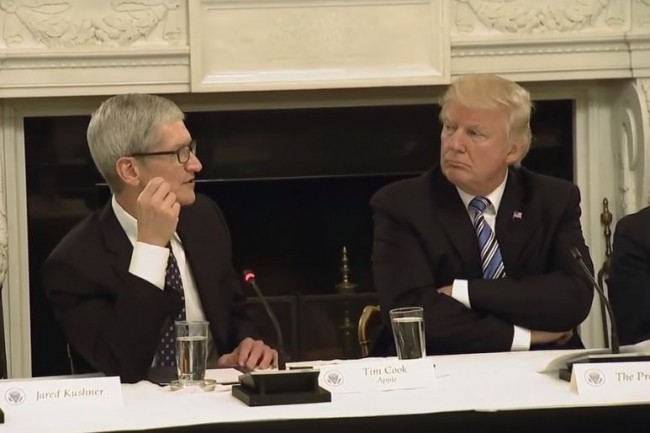 Tim Cook, le CEO d'Apple, avec Donald Trump le 19 juillet lors du sommet American Technology Council qui a runi 19 patrons de la tech US. (crdit : D.R.)