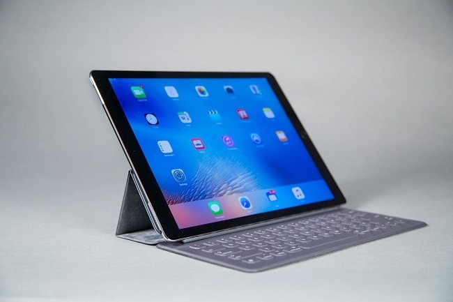 Les terminaux 2-en-1 comme l'iPad Pro apportent aux utilisateurs la productivit d'un PC mais aussi le confort et la flexibilit d'une tablette.(Crdit Apple) 