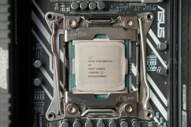 Les Intel Core i9 proposeront des frquences de base infrieures  celles des modles quivalents d'AMD, mais avec des capacits de boost suprieures. (crdit photo : Gordon Mah Ung)