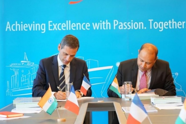 Rodolphe Saad, Directeur Gnral de CMA CGM, et Rajesh Krishnamurthy, Prsident dInfosys Europe, signent le contrat de coopration. (crdit : D.R.)