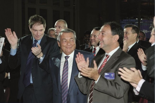 En 2012, après 45 ans à la tête de Capgemini, son fondateur Serge Kampf (au milieu) passe le témoin à Paul Hermelin (à droite) qui devient PDG. (crédit : Capgemini)