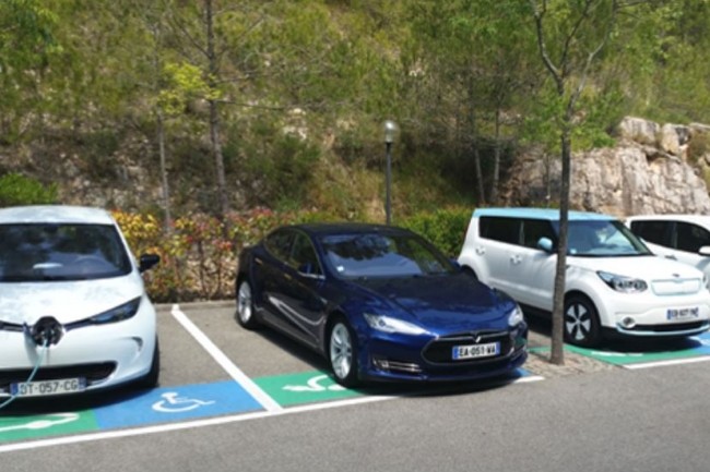 Le parking de SAP Labs à Mougins est bien rempli en véhicules électriques. (crédit : SAP Labs France)