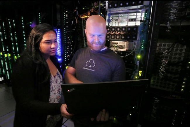 Deux ingnieurs logiciels d'IBM (Shibani Raikar et Brad Hoover) testent l'outil d'automatisation Cloud Private dans un laboratoire du fournisseur  Austin (Texas). Crdit : J.Plunkett pour IBM