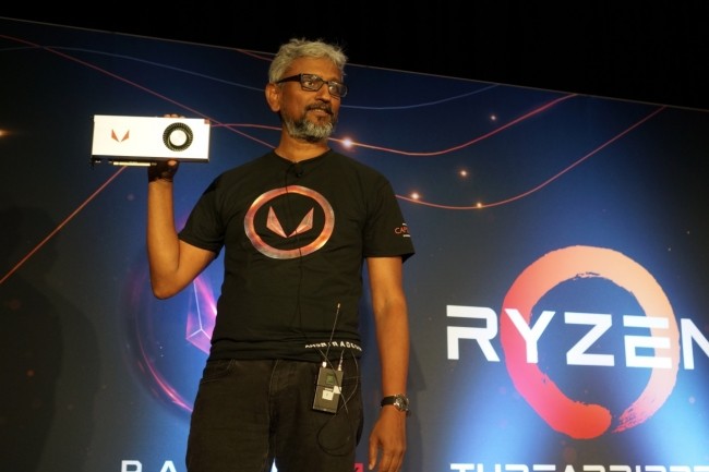 Voilà 25 ans que Raja Koduri se consacre aux technologies graphiques dont, récemment, la puce haut de gamme Vega - en photo, avec la carte Radeon RX Vega 64. (Crédit : Gordon Mah Ung/IDG)
