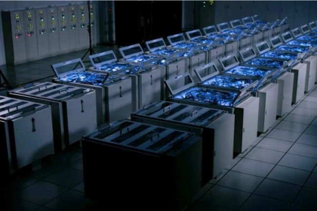 Le superordinateur Gyoukou, fabriqu par ExaScaler pour l'Agence japonaise de science et de technologie marine (JAMSTEC), repose sur le refroidissement par immersion pour assurer le fonctionnement de ses millions de curs de processeurs.