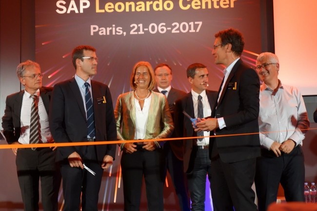 En juin 2017, SAP inaugure avec ses clients son 1er Centre Leonardo  Levallois-Perret, avec Tanja Rueckert, prsidente IoT & Supply Chain de SAP, et Marc Genevois, DG de SAP France, 2me  droite. (crdit : M.G.)