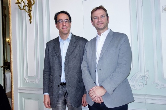 Stephan Hadinger (à gauche), responsable technique d'AWS en France, et Boris Lecoeur, responsable des activités AWS et partenaires, sont revenus à Paris sur les annonces re:Invent 2017. (Crédit : LMI/M.G.)