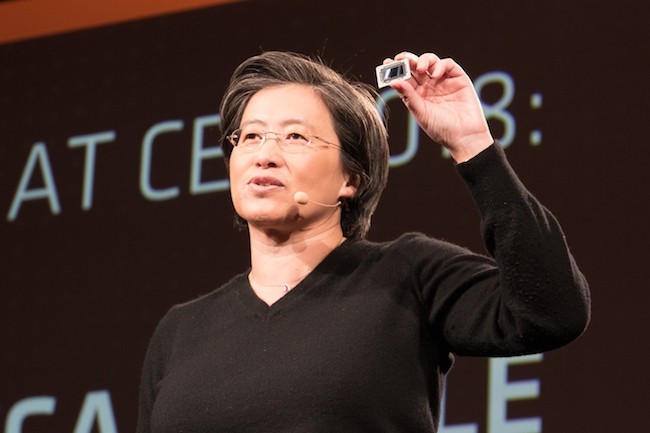 Lisa Su, CEO d'AMD, montre la dernire puce mobile Radeon Vega de l'entreprise.