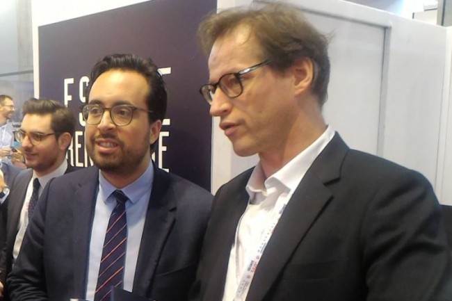 Mercredi matin au Forum international de la cybersécurité à Lille, le secrétaire d'Etat au numérique Mounir Mahjoubi (à gauche) a rencontré Jean-Noël de Galzain, président d'Hexatrust. (crédit : D.F.)