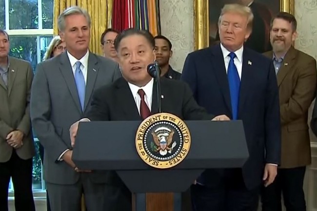 Hock Tan, CEO de Broadcom,  l'occasion de son intervention le 2 novembre  la Maison Blanche aux cts du prsident amricain Donald Trump annonant le rapatriement de son sige social singapourien vers les Etats-Unis. (crdit : D.R.)