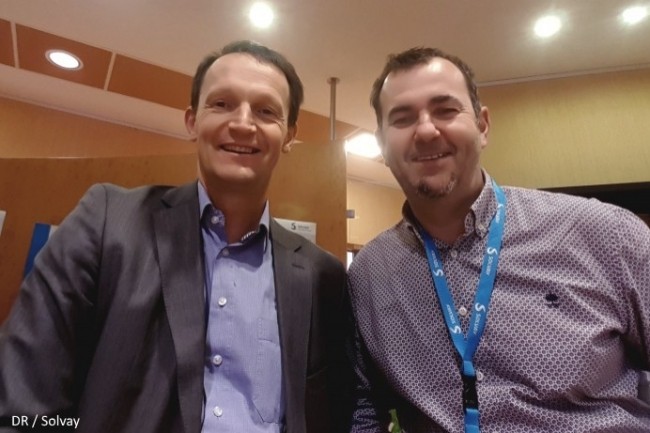 De droite  gauche : Davide Del Canale, HR Customer Relationship Manager, et Thierry Masson, Consultant interne au Digital Office, tous deux de Solvay Business Services.